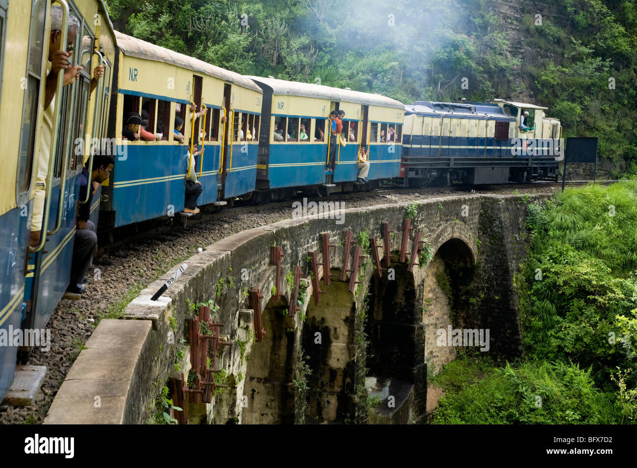 Zug und Wagen überqueren Kalka-Shimla Railway Bridge-Nummer 493. Shimla, Indien. Stockfoto