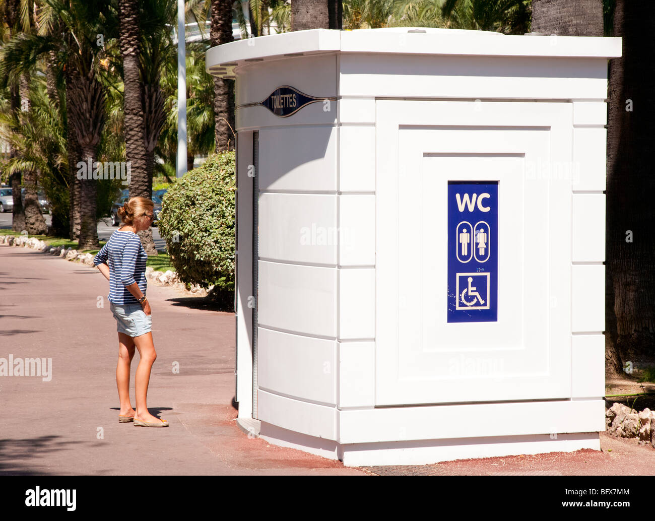 Mädchen warten auf öffentlichen Toiletten an der Croisette, Cannes, Côte d ' Azur, Frankreich Stockfoto