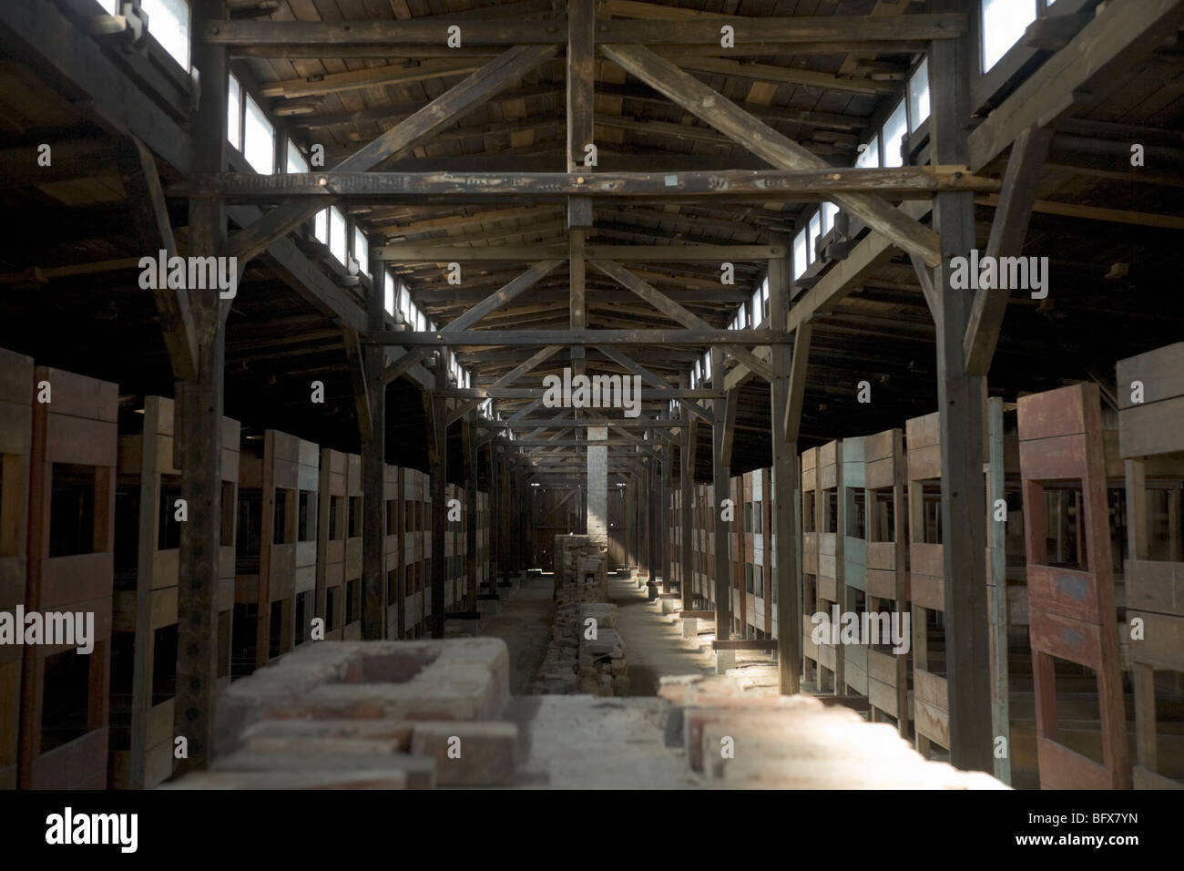 In einer Hütte / Schuppen – mit Kojen für die politischen Gefangenen – Birkenau (Auschwitz II - Birkenau) Nazi-Vernichtungslager in Oswiecim, Polen. Stockfoto