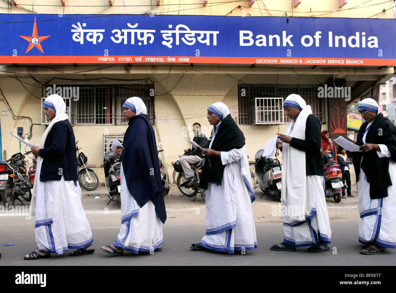 -Schwestern der Kongregation Missionarinnen der Nächstenliebe (Mutter Teresa Sisters) übergeben einen Brunch von er Bank of India in Lucknow Stockfoto