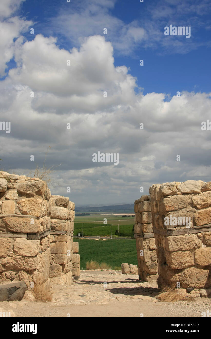 Israel, Jezreel Senke. Stadttor aus der Eisenzeit Tel Megiddo, ein UNESCO-Welterbe Stockfoto