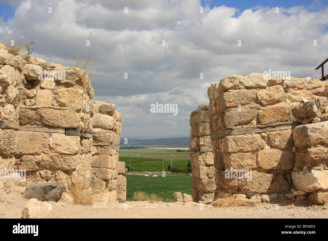 Israel, Jezreel Senke. Stadttor aus der Eisenzeit Tel Megiddo, ein UNESCO-Welterbe Stockfoto
