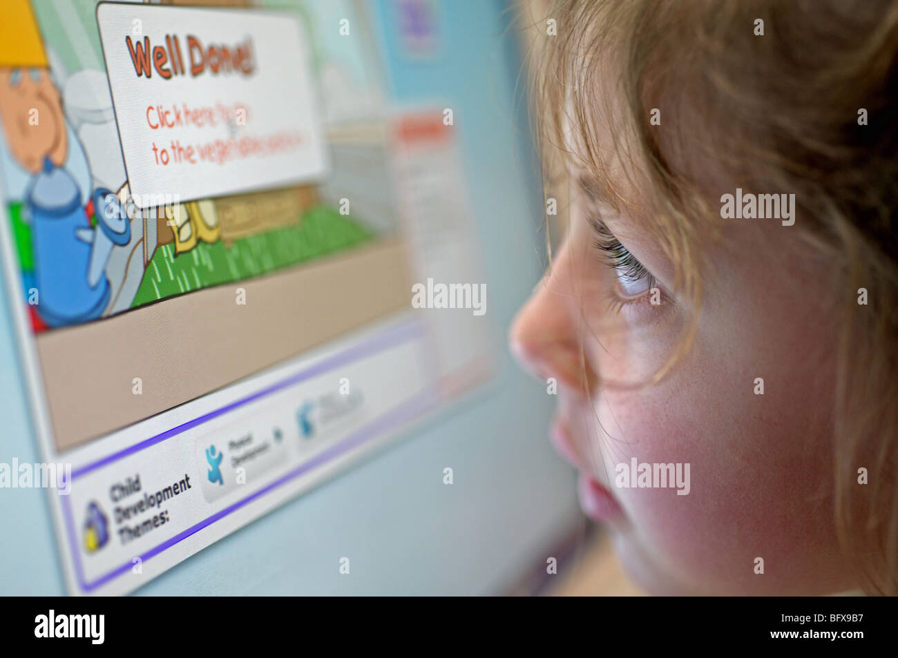 6 - Jahre altes Mädchen Spiele Online-Kind Entwicklung auf der BBC-website Stockfoto