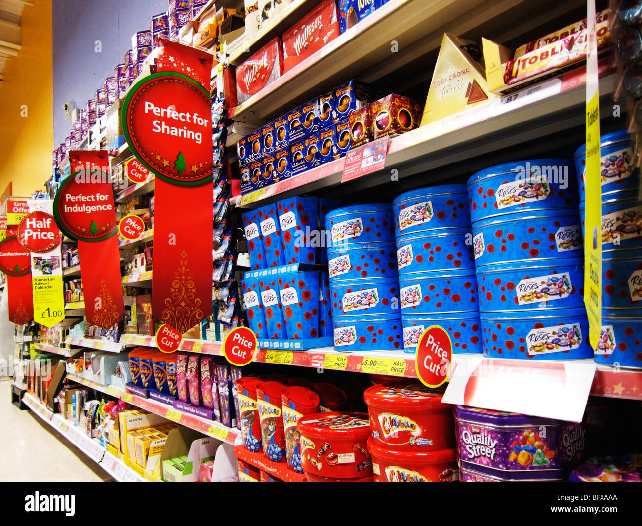 Tesco-Supermarkt mit Regalen voller Weihnachten Schokolade Stockfoto