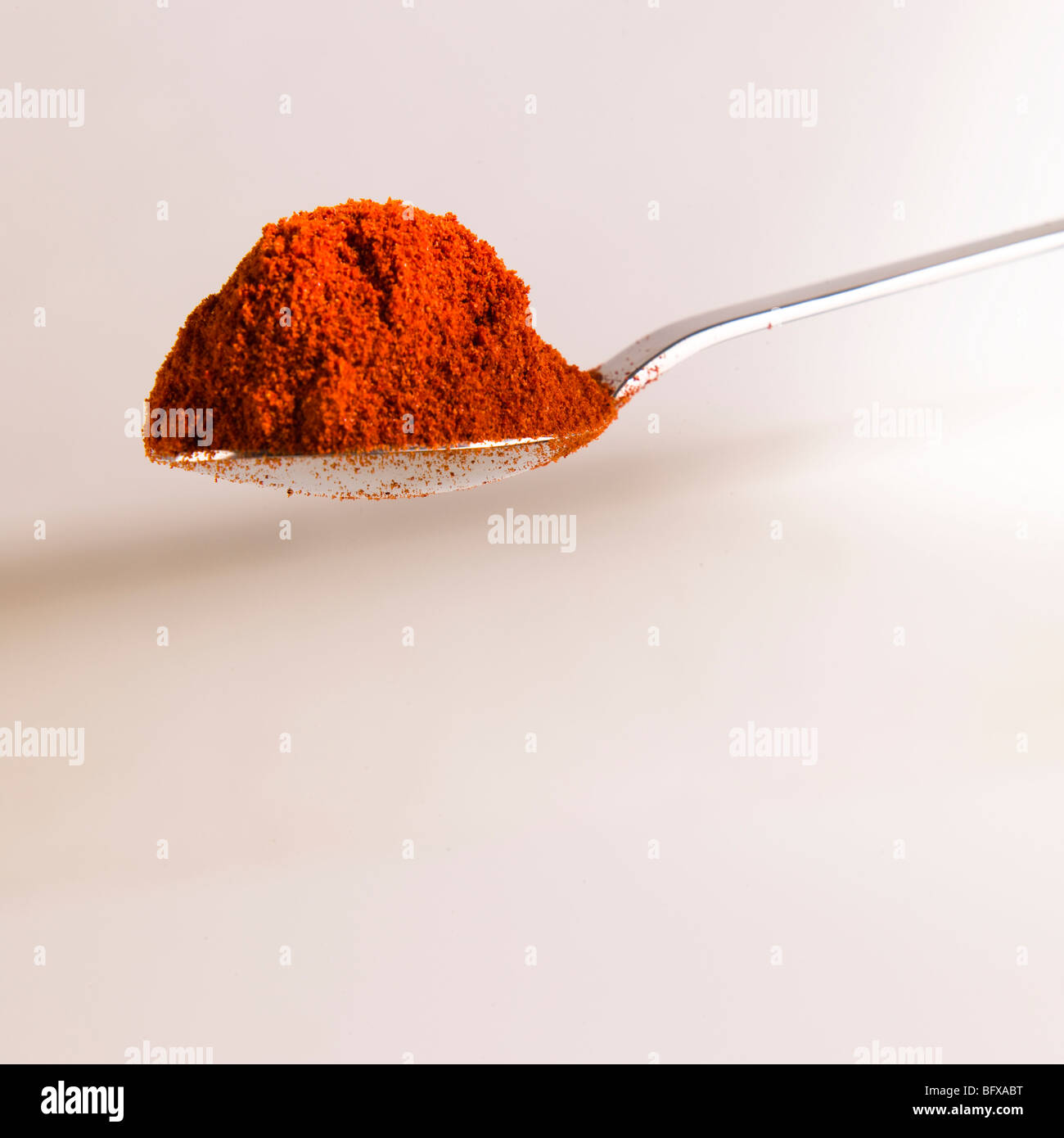 Haufen von Currypulver und Löffel Stockfoto