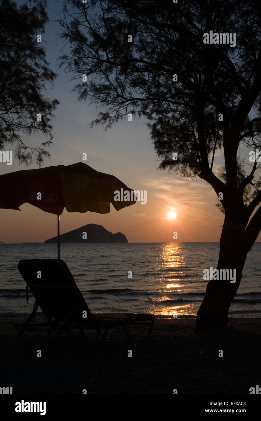 Griechenland. Zakynthos. Zante. Griechische Insel. Oktober. Sonnenaufgang an der Bucht von Keri auf die Insel Marathonisi. Tamarisken Bäume. Stockfoto