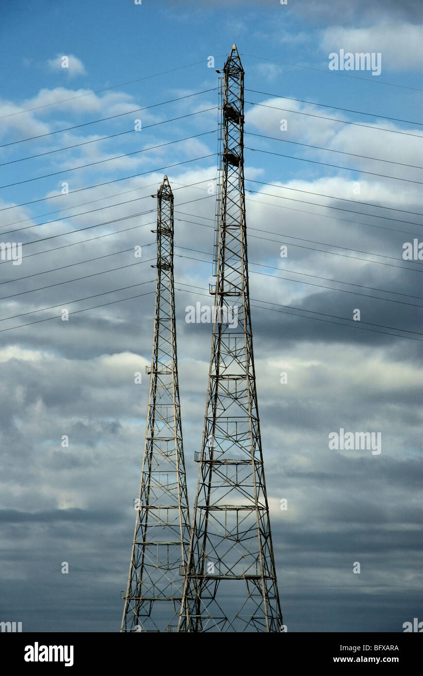 Hohe Spannung-Strommasten Stockfoto