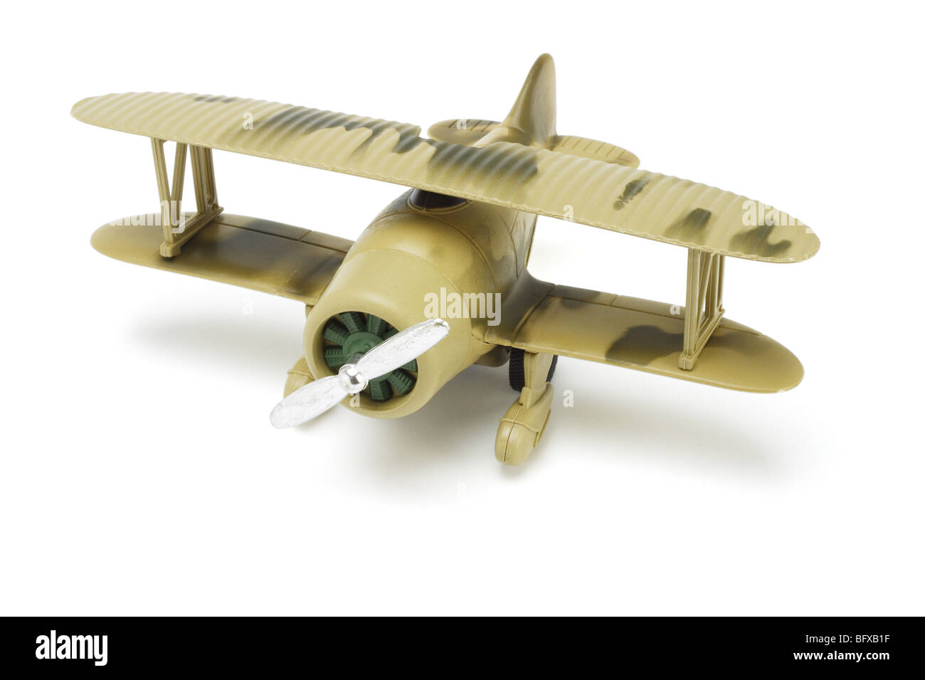 Spielzeug-Militärflugzeuge mit Tarnung Farbe auf weißem Hintergrund Stockfoto