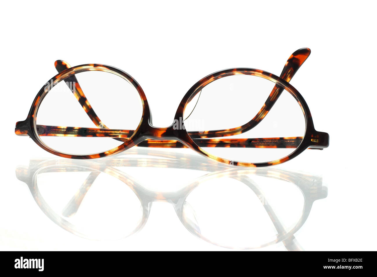 Alte Mode Kunststoffrahmen Brillen auf weißem Hintergrund Stockfoto