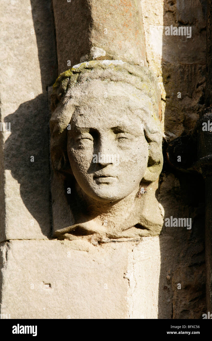 15. Jahrhundert Kirchenfenster Schimmel Kopf Stop in Form einer Steinskulptur Darstellung ein Frauenkopf. Stockfoto