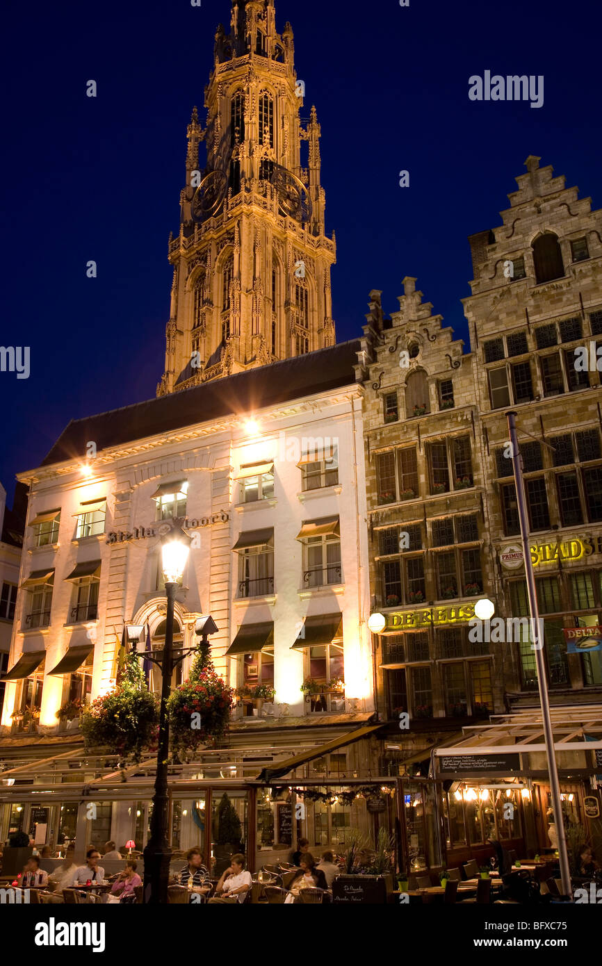 Grote Markt - Hauptplatz mit der Onze-Lieve-Vrouwekathedraal - Kathedrale unserer lieben Frau hinter; Antwerpen; Belgien; Europa Stockfoto