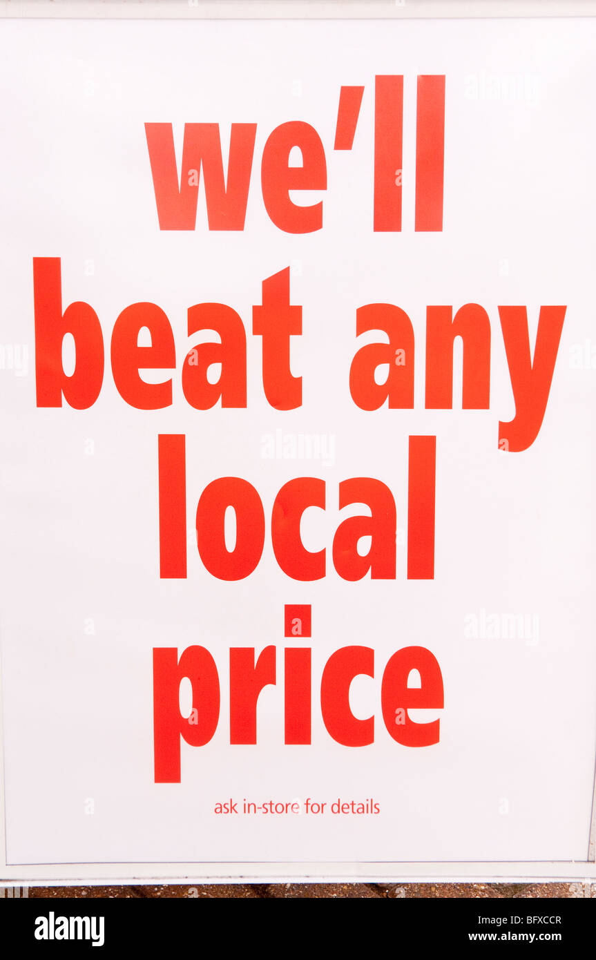 Ein Schild draußen einen Uk-Shop-Shop behauptet, lokalen Preis schlagen Stockfoto