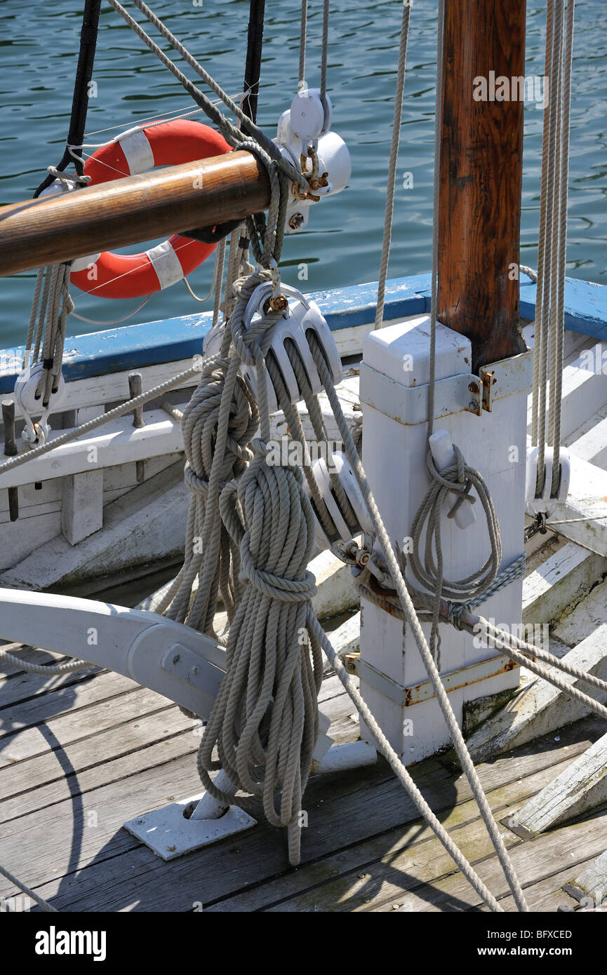 Mast und Seile in hölzerne Blöcke / Riemenscheiben an Bord eines Segelschiffes versenden, Bretagne, Frankreich Stockfoto