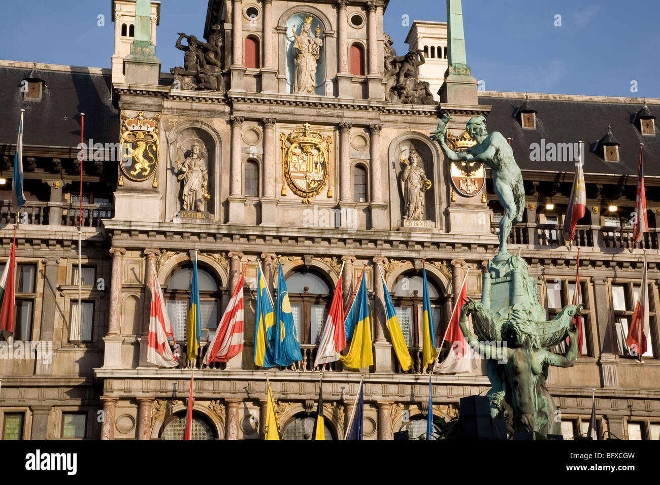 Stadhuis - Rathaus mit Brado Brunnen, Antwerpen, Belgien, Europa Stockfoto