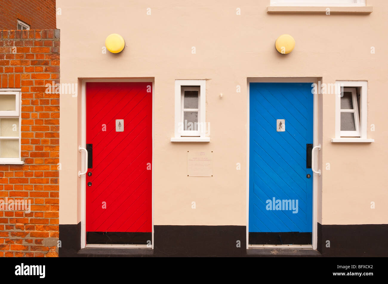 Die Damen und Herren Toiletten mit farbkodierten Türen in Halesworth, Suffolk, Uk Stockfoto