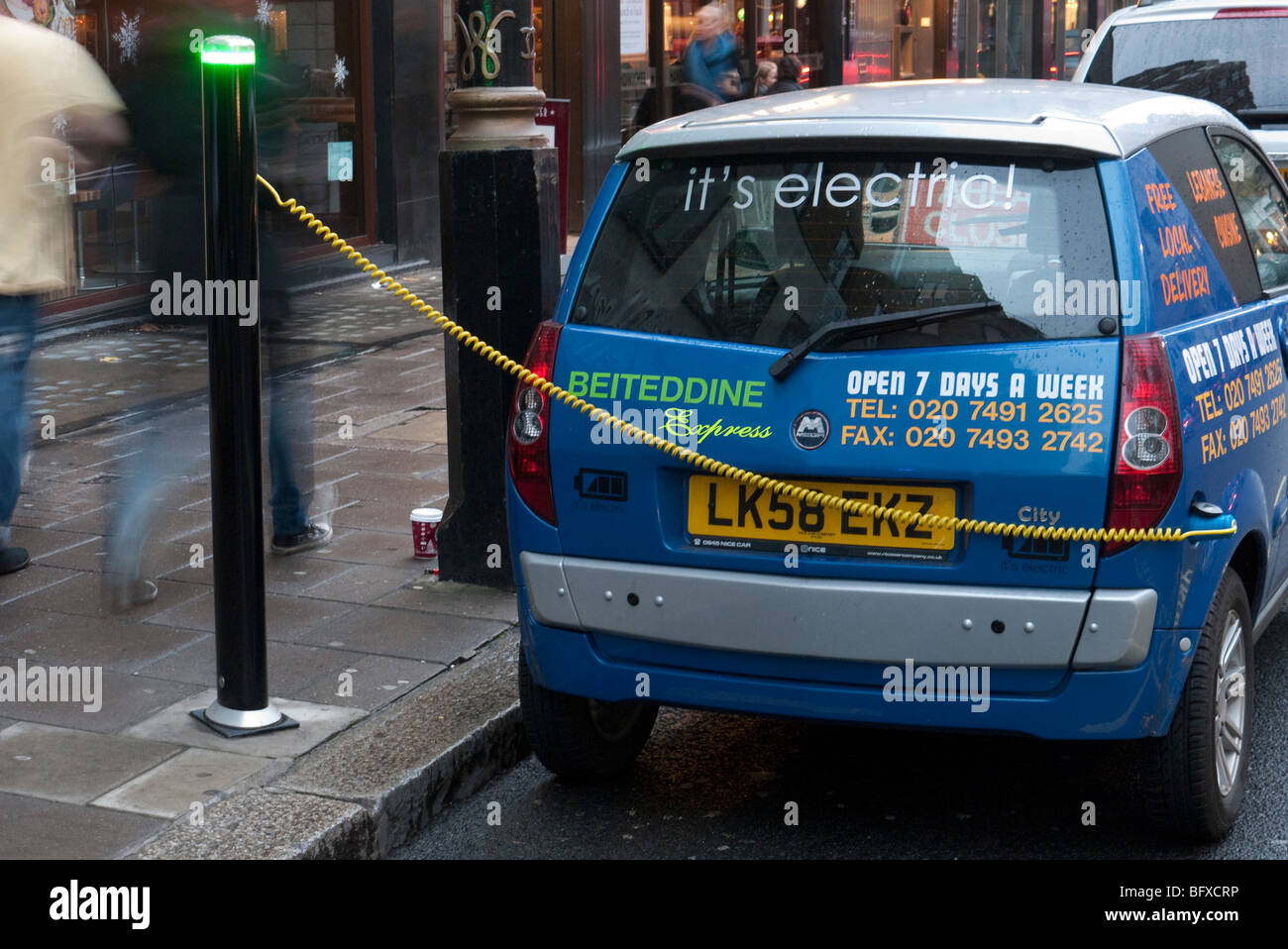 Ein elektrisches Auto parkten in einer Ladesäule in Barclay Square in London Stockfoto