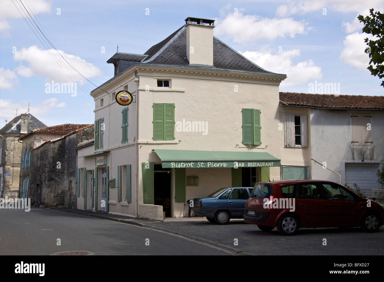 Café im Dorf in der Nähe von Saintes, Frankreich Stockfoto