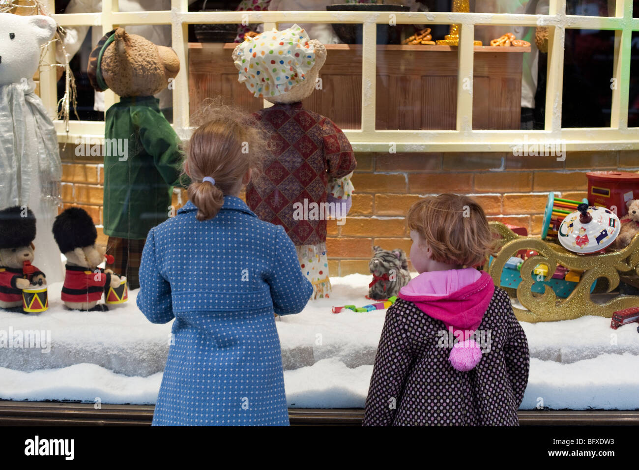 Mädchen auf der Suche zu Weihnachten Schaufenster, London, UK. Stockfoto