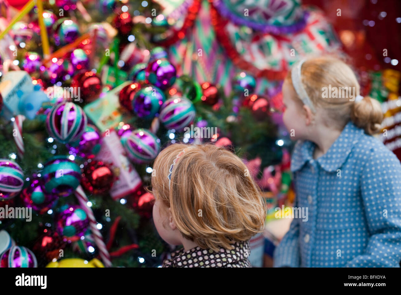 Mädchen auf der Suche zu Weihnachten Schaufenster, London, UK. Stockfoto