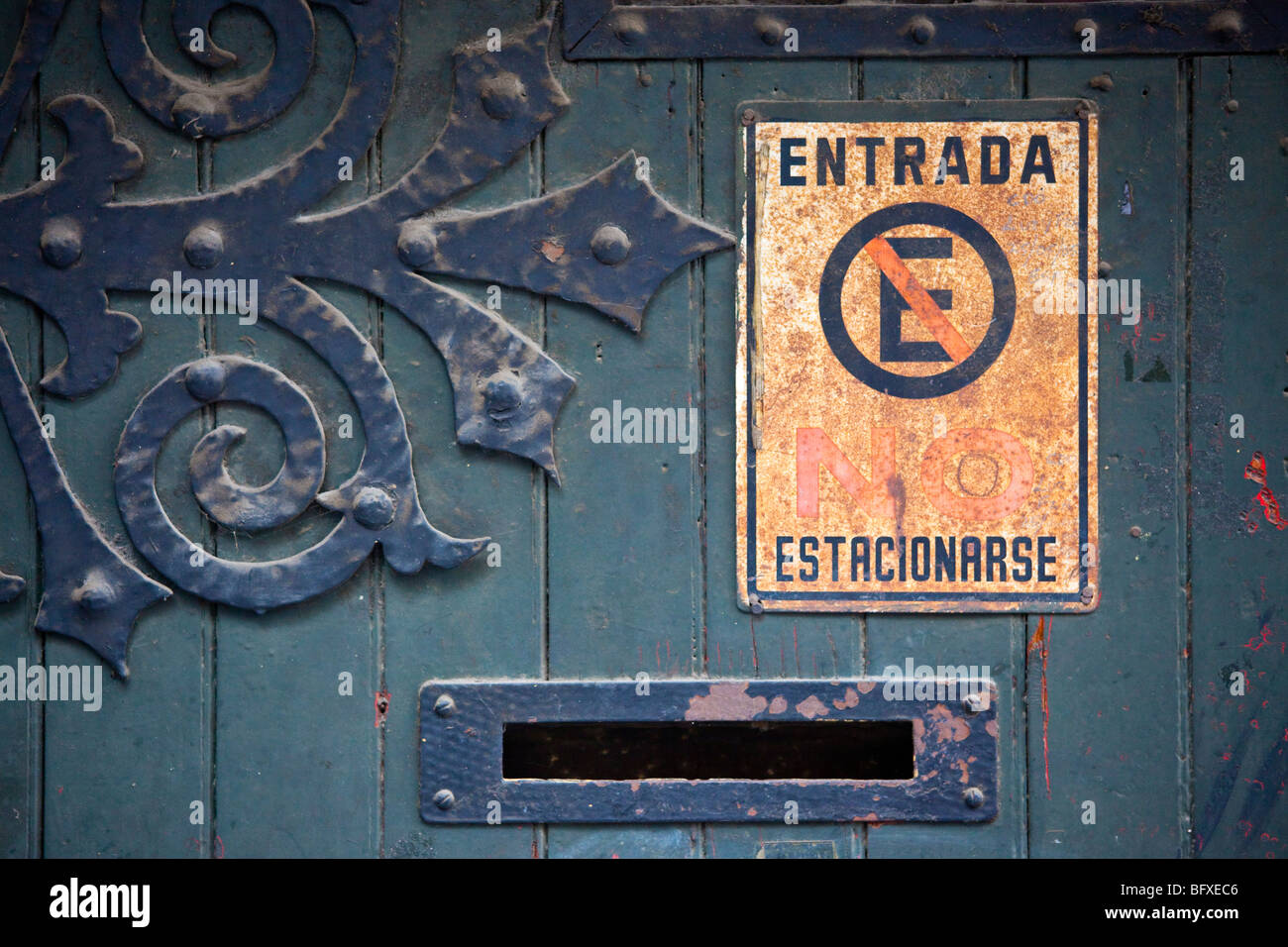 Kein Eintritt und kein Parkplatz Schild an eine Tür in der Zona Rosa in Mexiko-Stadt Stockfoto