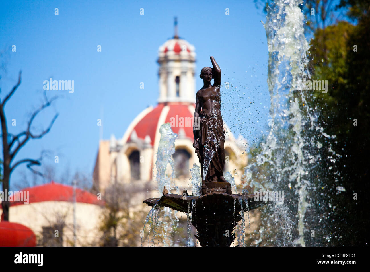 Brunnen und Kirche von San Juan de Dios in Alameda Central Park in Mexiko-Stadt Stockfoto