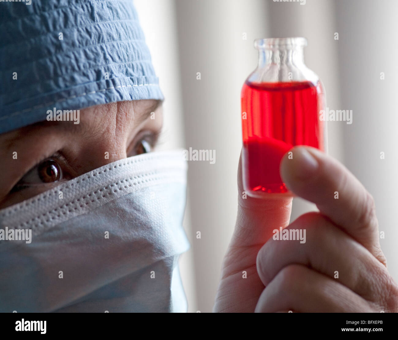 Medizintechniker und Fläschchen Flüssigkeit im Krankenhaus-Labor Stockfoto