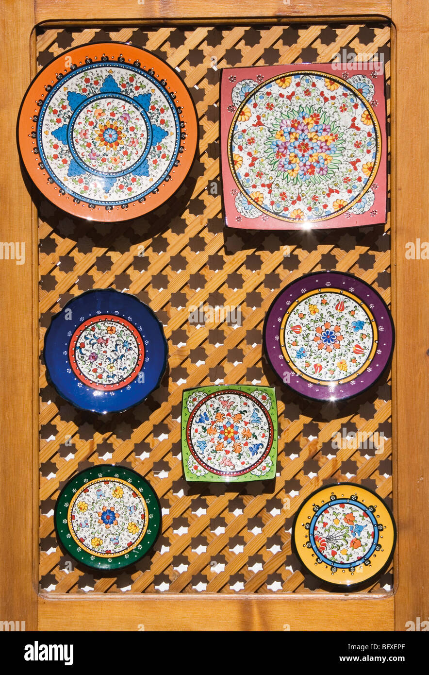 Bunten Keramik Souvenir-Platten für den Verkauf außerhalb Shop in Córdoba, Spanien. Stockfoto