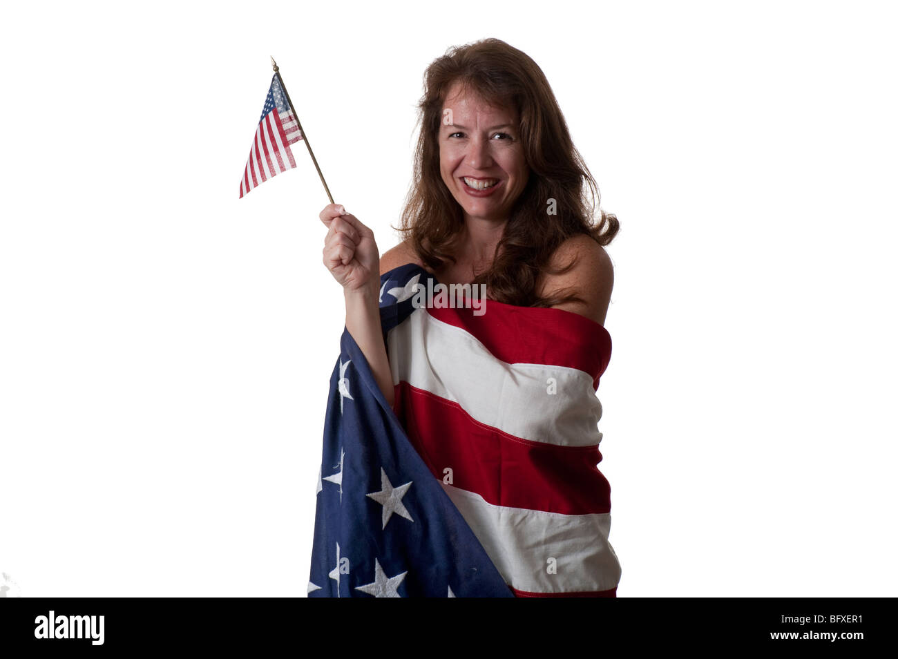 attraktive junge Frau, die in amerikanische Flagge mit winzigen Fahne gehüllt Stockfoto
