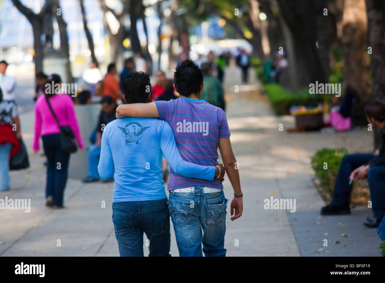 Junge Homosexuell Paar am Paseo De La Reforma in Mexiko-Stadt Stockfoto