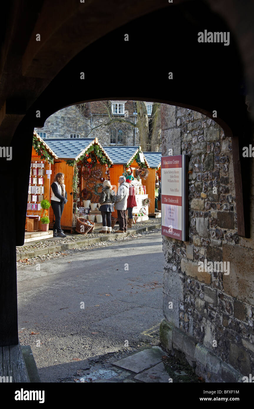 Winchester Weihnachtsmarkt 2009 in der Kathedrale in der Nähe mit 91 Stände und eine Eisbahn. Stockfoto