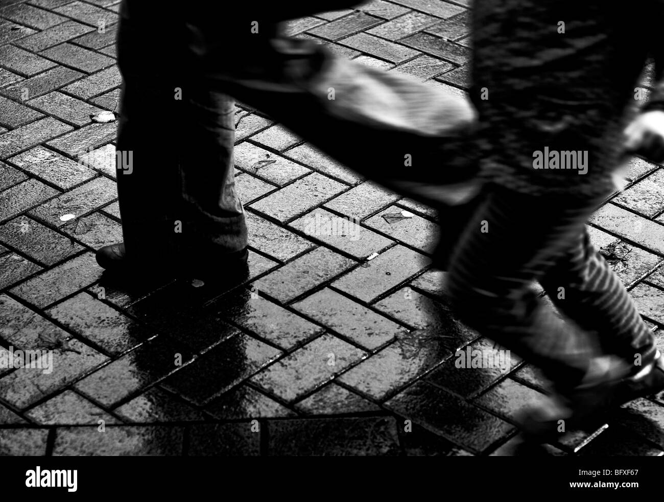 Ein Mann und eine Frau zu Fuß im Regen Stockfoto