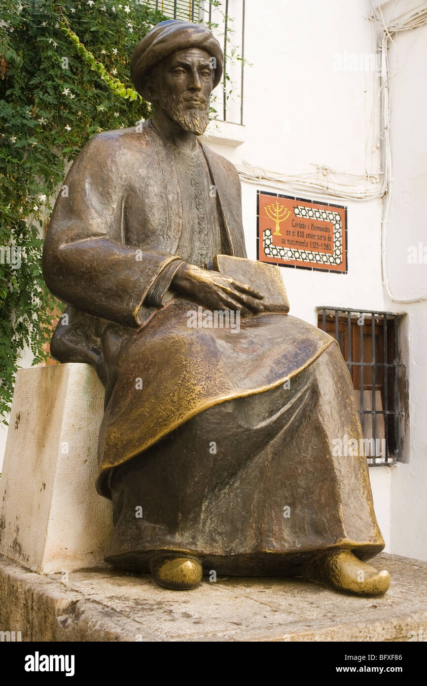 Plaza de Tiberiades Cordoba Spanien Statue des Maimonides. Moses Maimonides, aka Rabbi Moshe Ben Maimon oder Rambam 1135-1204 Stockfoto