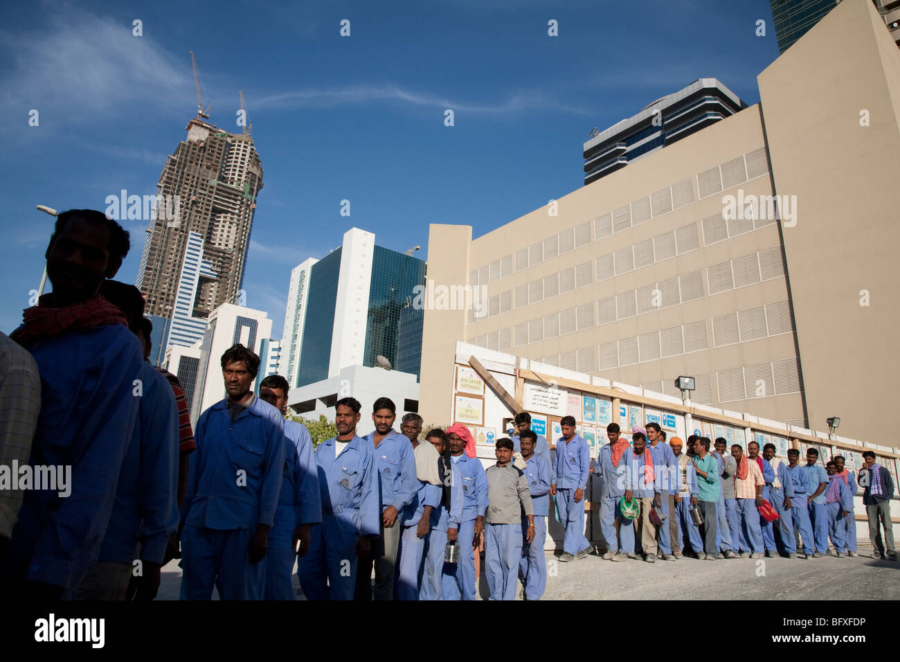 Dubai-Gastarbeiter in die Warteschlange für die Arbeit Stockfoto