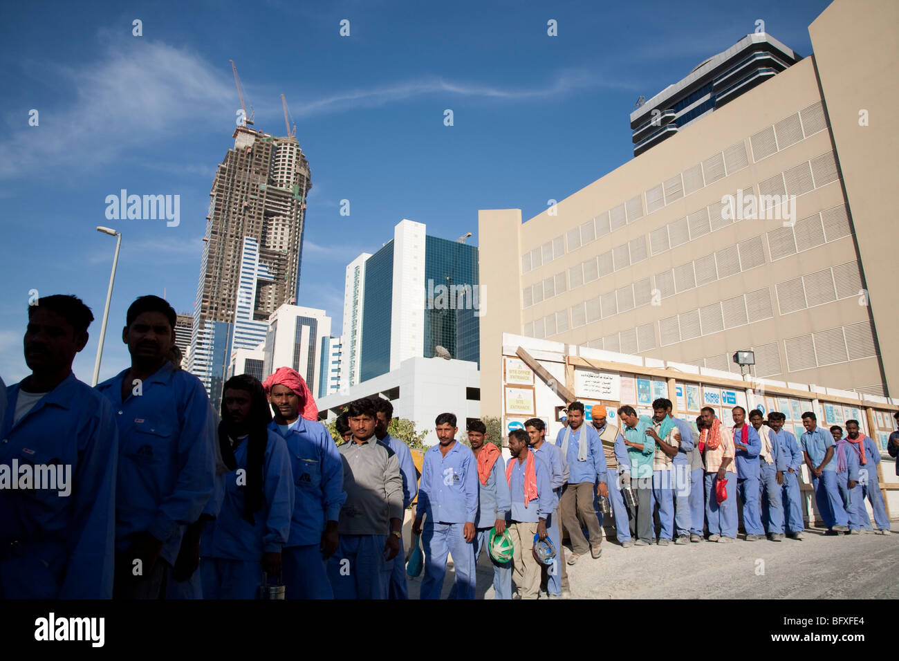 Dubai-Gastarbeiter in die Warteschlange für die Arbeit Stockfoto