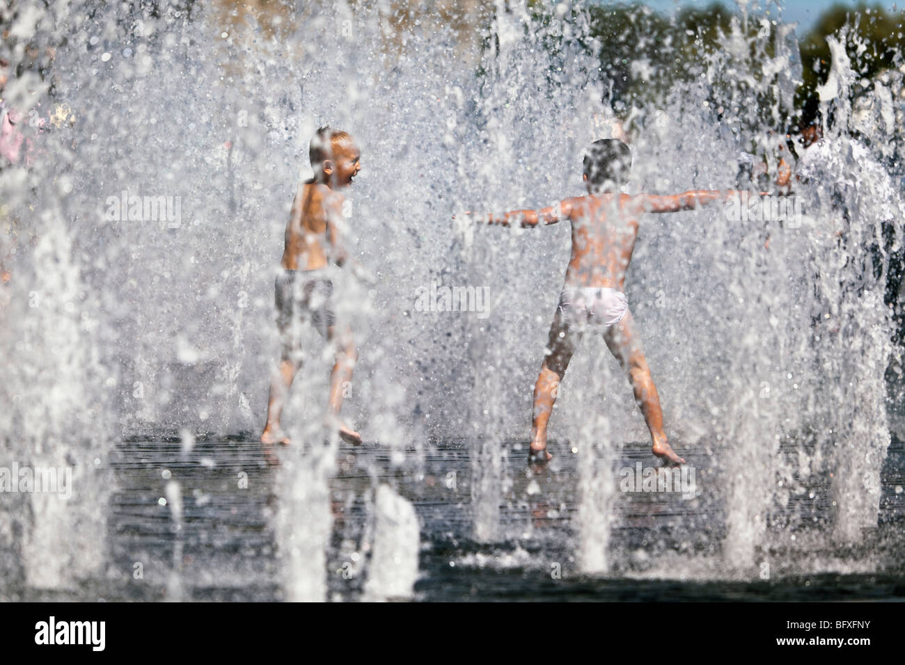 Kinder spielen in den Brunnen auf der Southbank an einem heißen Sommertag, London, UK Stockfoto