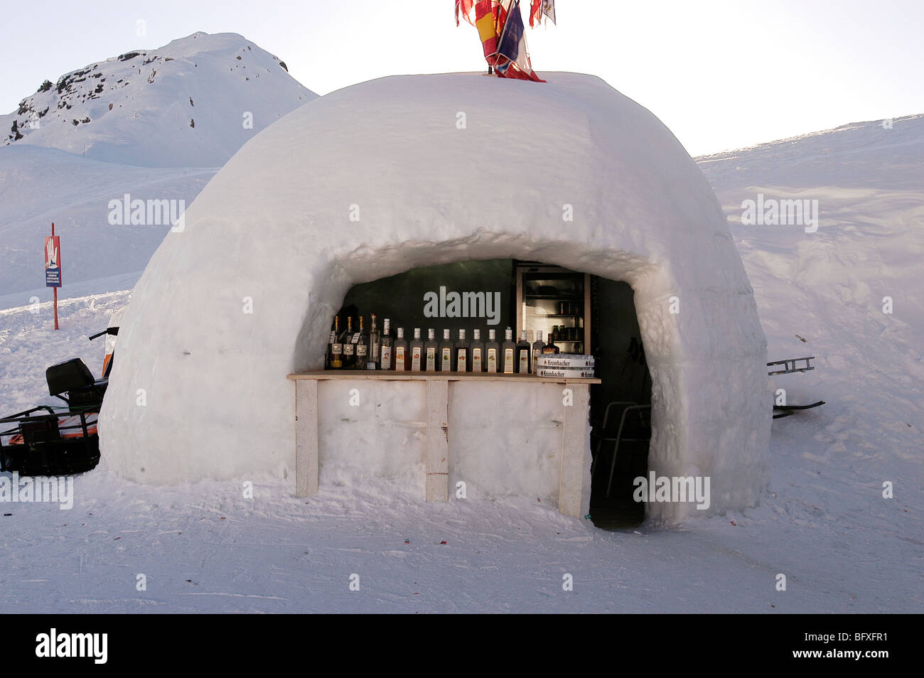 Iglu-Drink-Bar im Skigebiet Stockfoto
