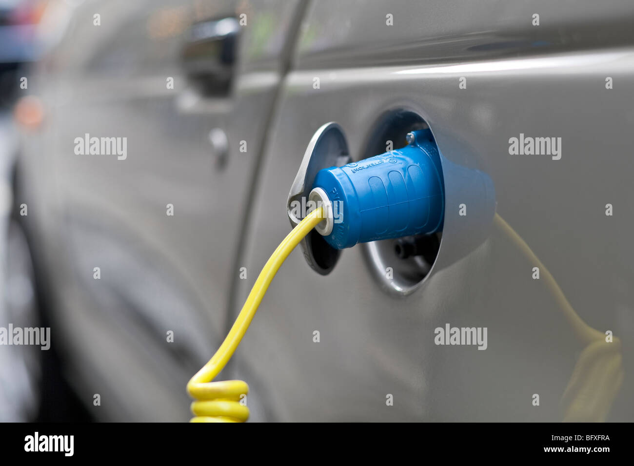 Ein Elektrofahrzeug bei Aufladung Bucht / Electrobay, London, UK Stockfoto