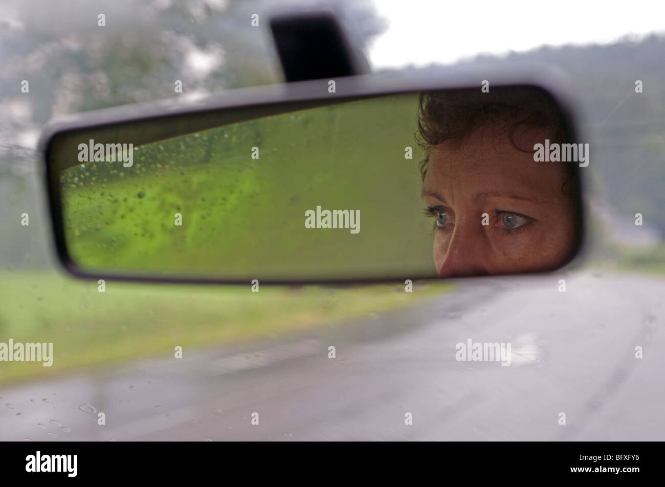 Frau auf einer einsamen Landstraße fahren Stockfoto