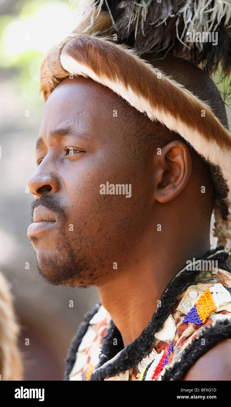 20 - 25 Jahre alt jung Zulu Mann Porträt in traditioneller Kleidung, Lesedi Dorf, Johannesburg, Südafrika, November 2009 Stockfoto