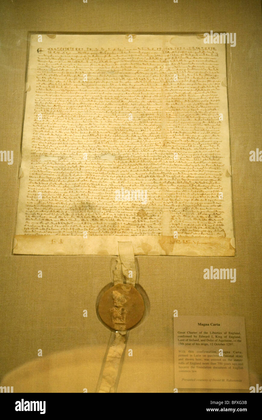 Ursprüngliche Kopie der Magna Carta Dokument Leihgabe der National Archives in Washington DC USA. Siehe CNPX83 für verbesserte version Stockfoto