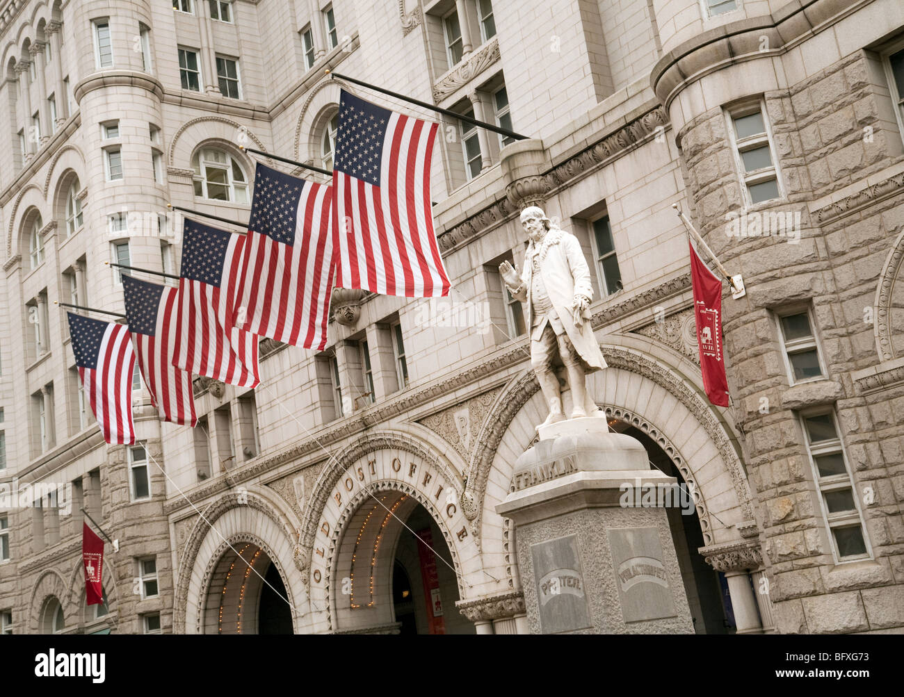 Die Vorderseite der alten Post, mit der Statue von Benjamin Franklyn, Pennsylvania Avenue, Washington DC USA Stockfoto