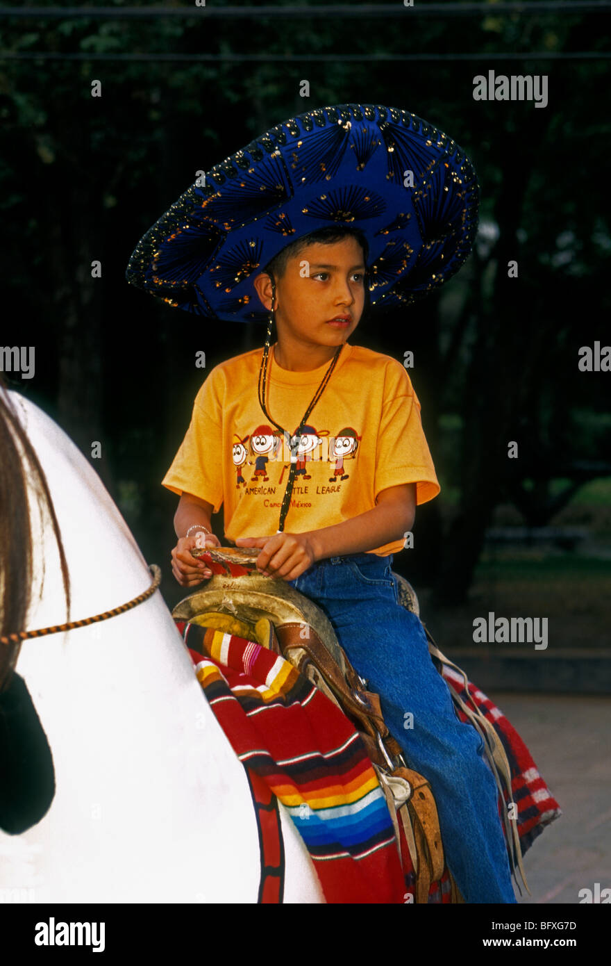 1, 1, mexikanische Junge, Junge, Junge, Junge, männliche Kind, Kind, in den Sattel auf Spielzeug Pferd sitzend, Chapultepec Park, Mexiko City, Mexiko Stockfoto