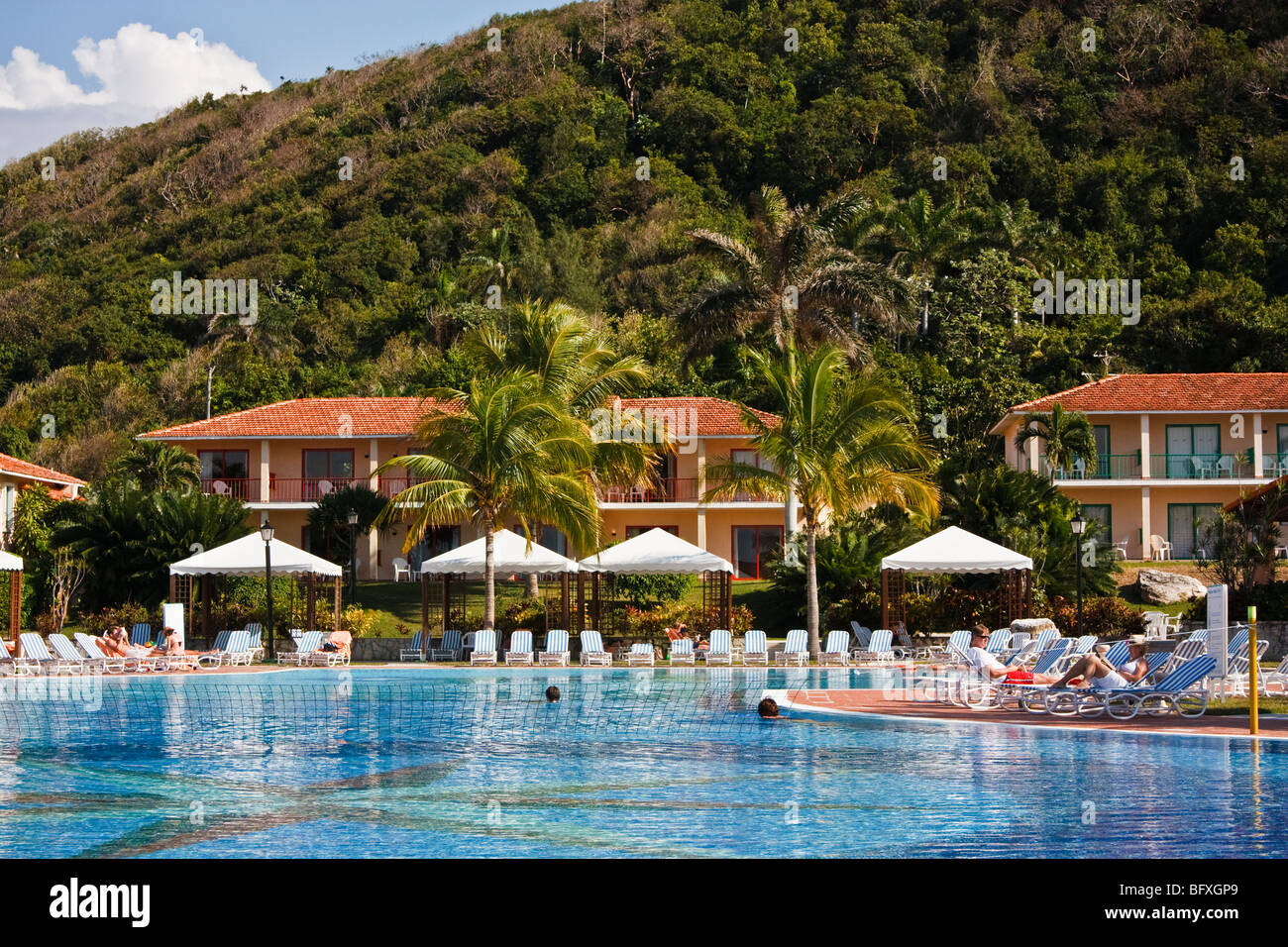 Menschen, die Ruhe am Pool in einem karibischen Resort, Kuba Stockfoto