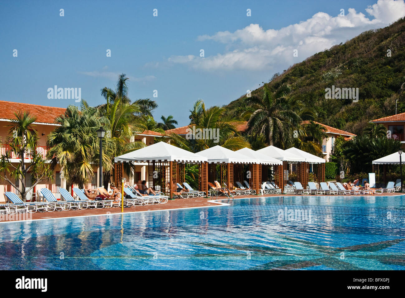 Menschen, die Ruhe am Pool in einem karibischen Resort, Kuba Stockfoto