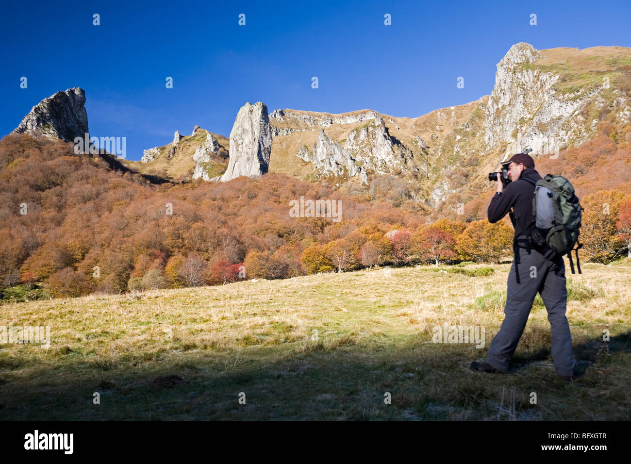 Ein Wanderer im Chaudefour-Tal, im Herbst (Frankreich) zu fotografieren. Randonneur Photographiant la Vallée de Chaudefour, En Automne. Stockfoto