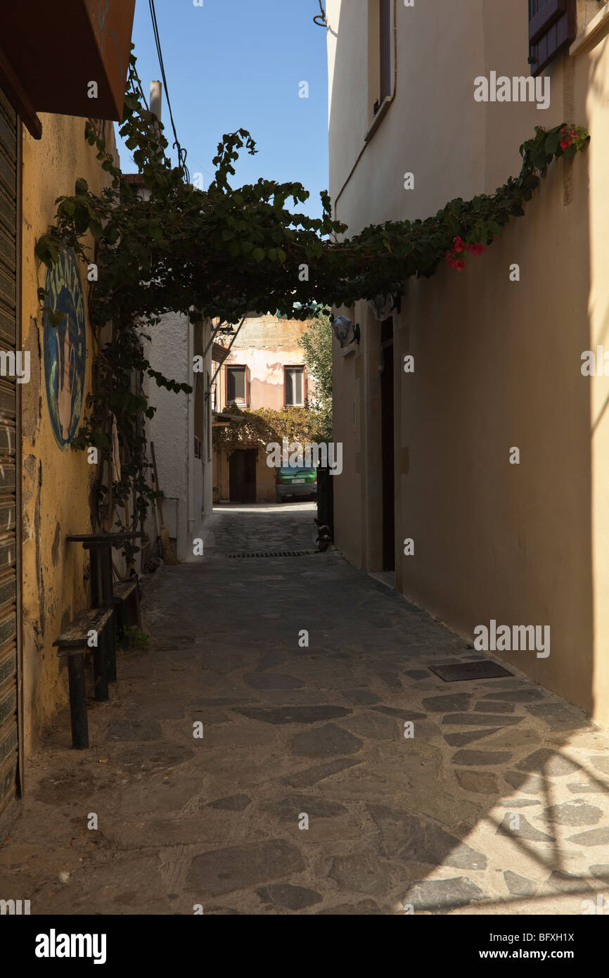 Einer fragwürdigen Gasse in der Nachmittagssonne auf Kreta Stockfoto