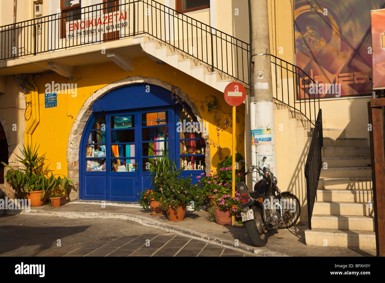 Eine bunte Ladenfront im Hafen von Chania, Crete Stockfoto