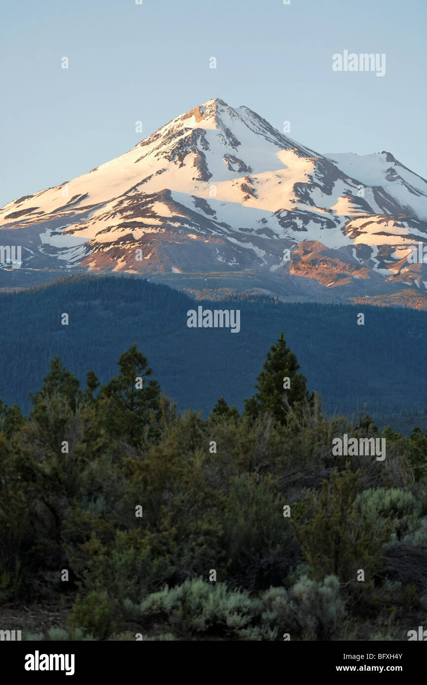 Mount Shasta, von den Strahlen der Sonne morgen getroffen. Stockfoto