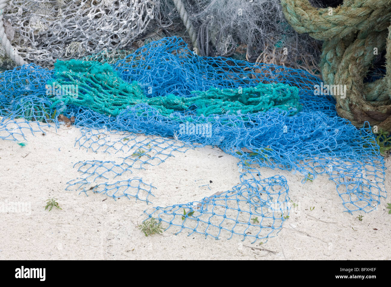 Abgebrochene ghost Netze gewaschen an Land auf eine Insel im Pazifik, die von Freiwilligen aus der Insel zum Recycling versendet werden gesammelt Stockfoto