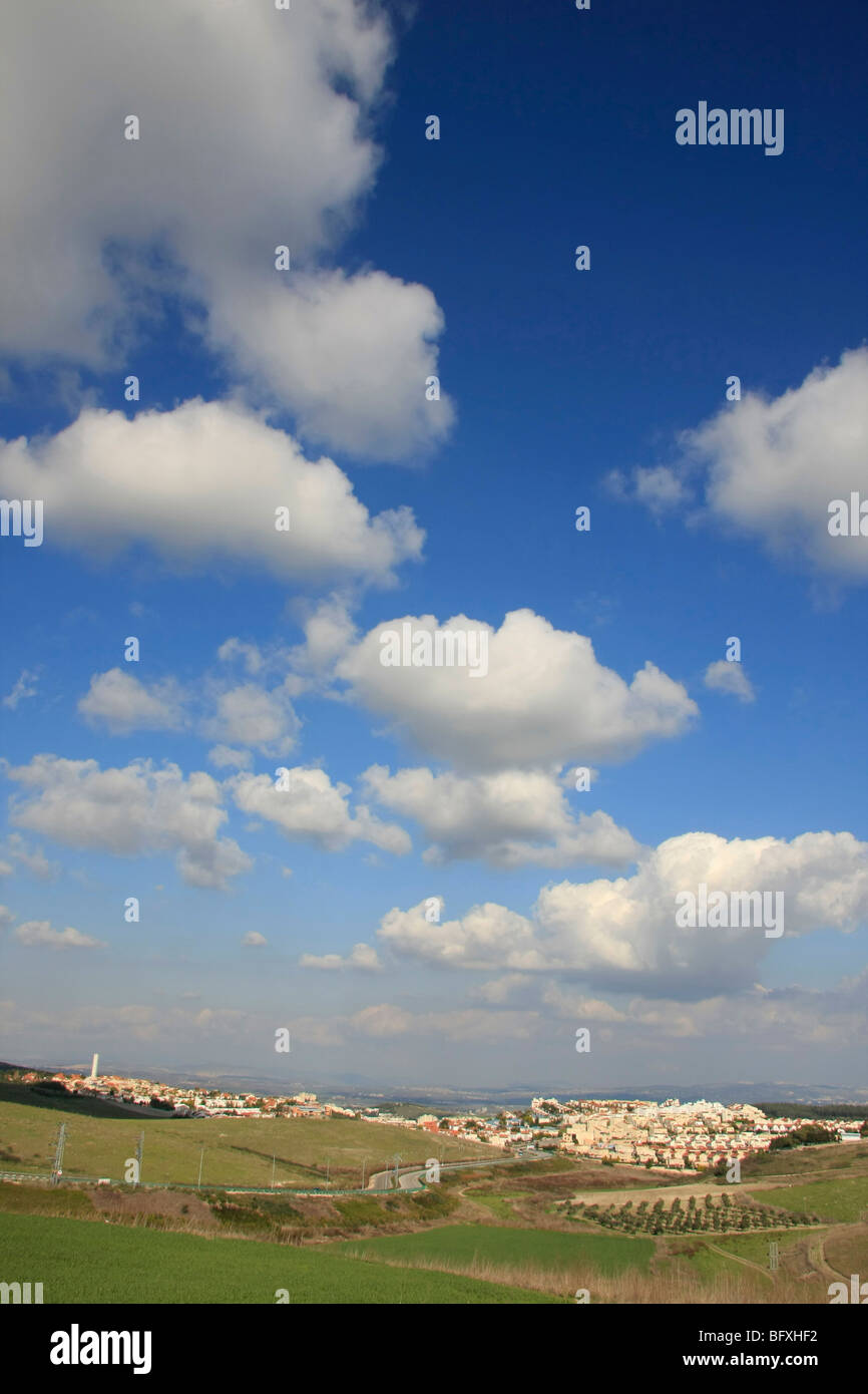 Israel, Menashe "Höhen. Ein Blick auf Yokneam Illit von Straße 672 Stockfoto